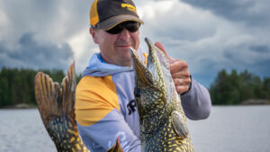 angler hecht pike wasser water