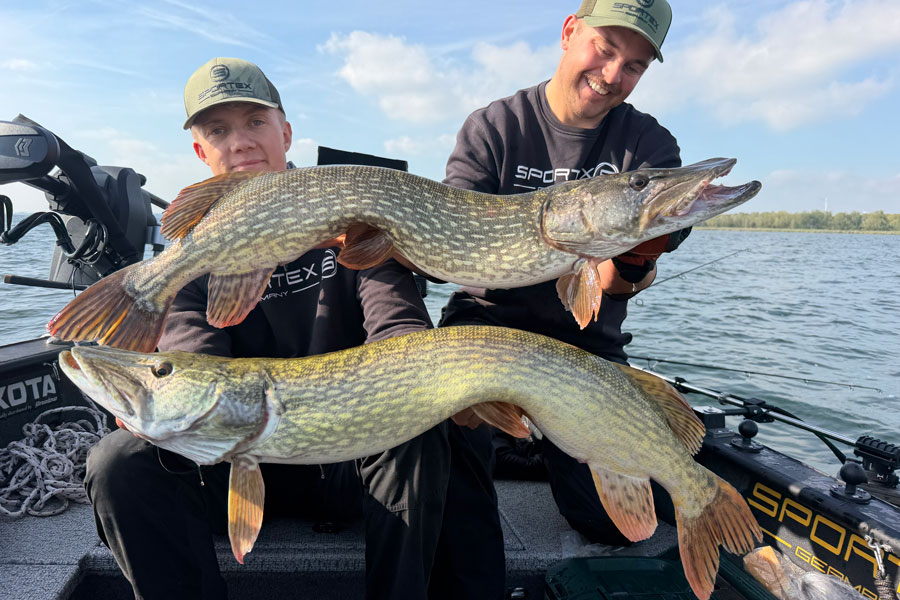 Zwei Angler jeweils mit Hecht