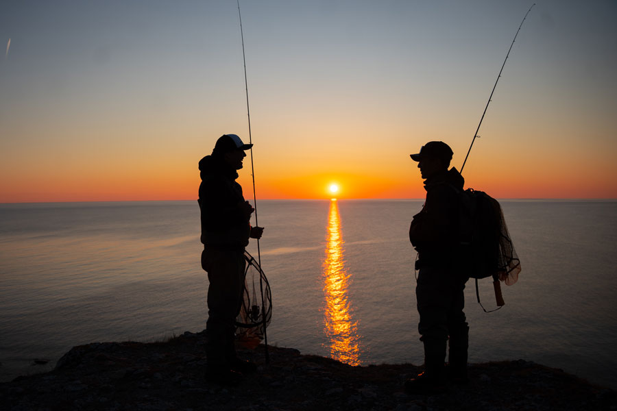 Zwei Angler am Wasser, Sonnenuntergang