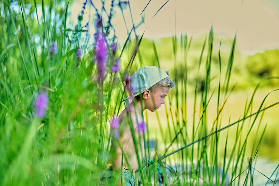 Kind beim Angeln
